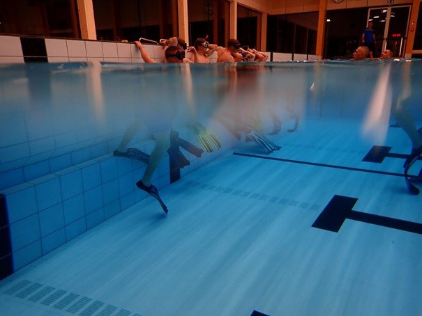 Duiktraining in het zwembad